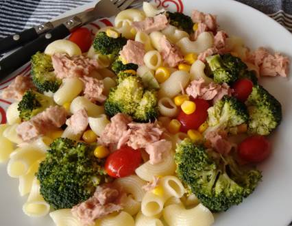 Ensalada de pasta con brócoli y atún