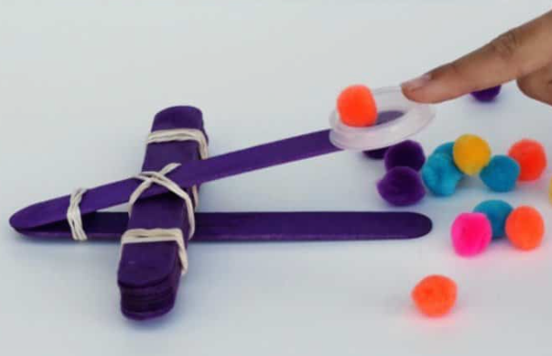 Una catapulta realizada a partir de diversos materiales