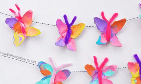 Mariposas hechas con cartón de huevo.