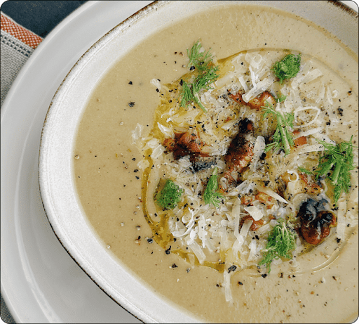 Crema de calabacín y coliflor verde con queso